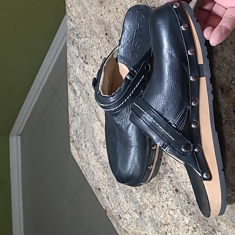 Earth Black Leather Clogs - Picture 5 of 12